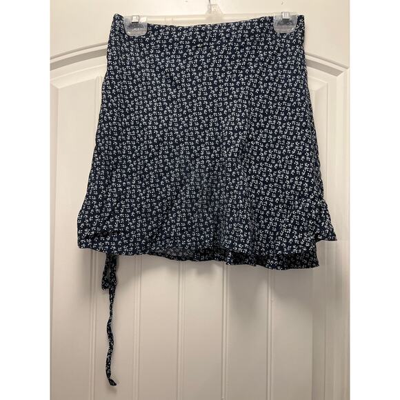 Brandy Melville Women’s Flowey Wrap Around Floral Party Mini Skirt Size 3 Blue - Picture 2 of 4